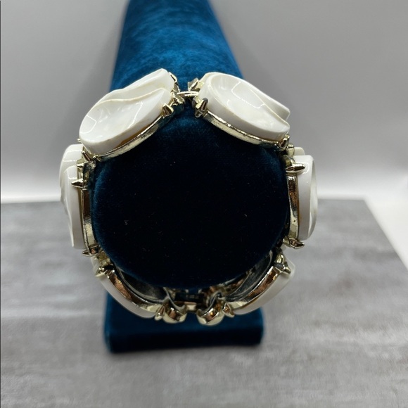Vintage Mid Century Signed Lisner White Thermoset Teardrop Chunky Bracelet - Picture 3 of 13